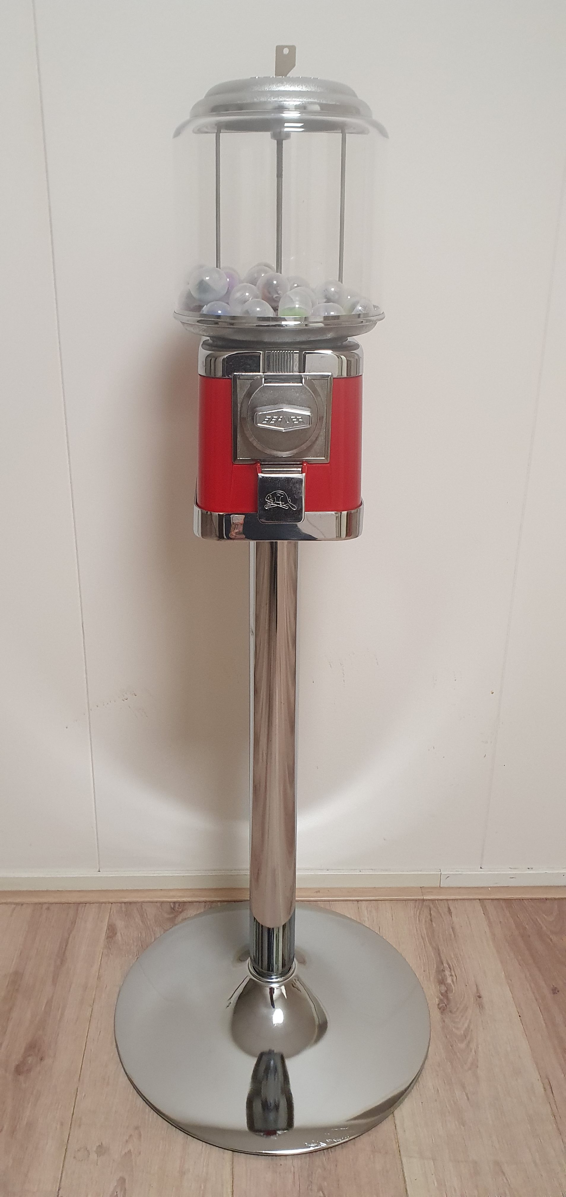 Gebruikte beaver automaat rood op voet