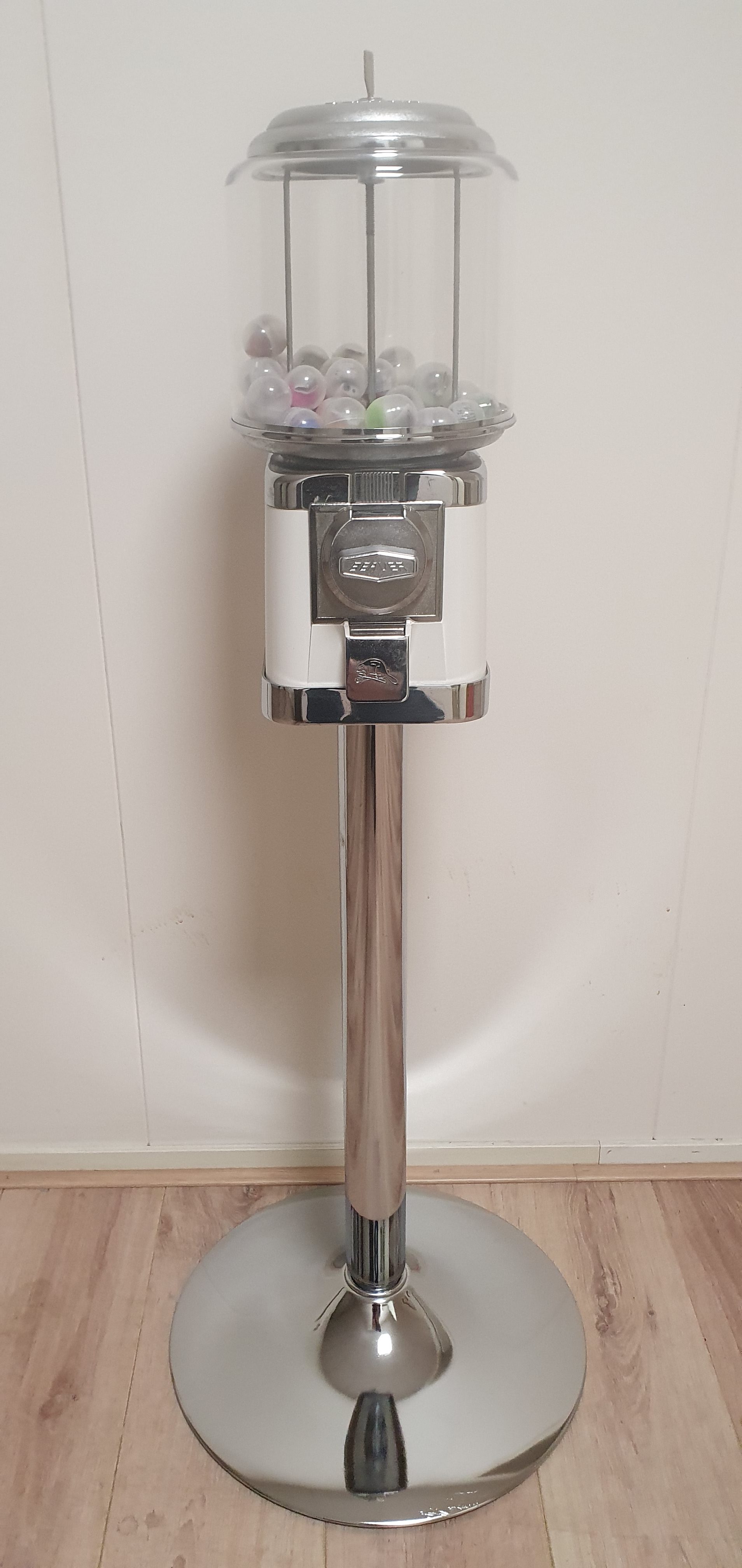 Gebruikte beaver automaat wit op voet
